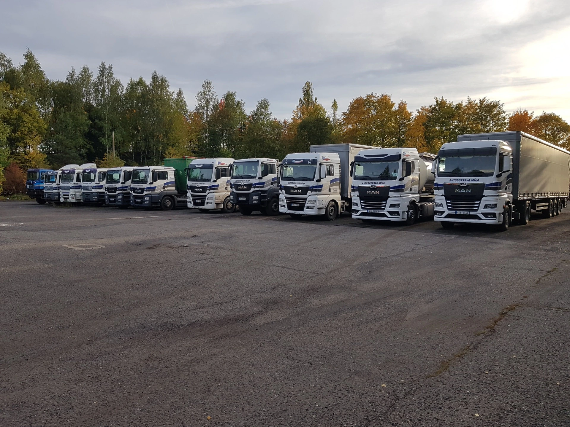 Vozový park Autodopravy Míka – nákladní vozy a cisterny v areálu firmy v Hájku u Ostrova