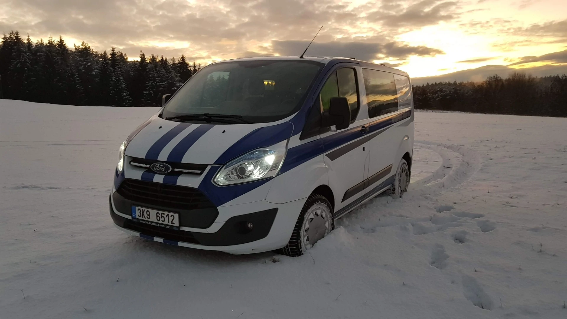 Bílá dodávka Ford Autodopravy Míka v zimním provozu – dopravní služby Karlovarský kraj