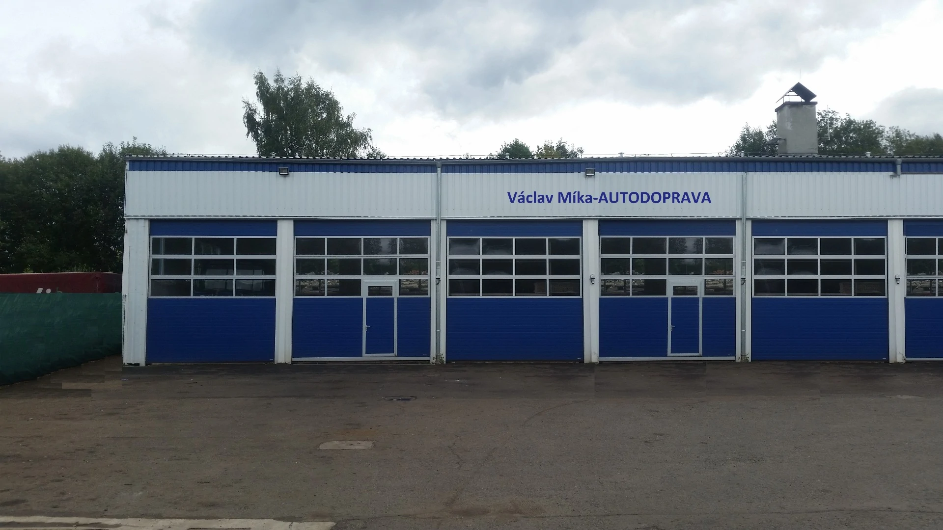 Firemní areál Autodopravy Míka v Hájku u Ostrova s parkovištěm pro nákladní techniku
